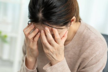 Depresyon ve akıl hastalığı. Asyalı kadın kötü haber aldıktan sonra hayal kırıklığına uğradı, üzüldü. Stresli kız mutsuz problemlerle kafası karışık, erkek arkadaşıyla tartışıyor, ağlıyor ve beklenmedik hamilelik için endişeleniyor..