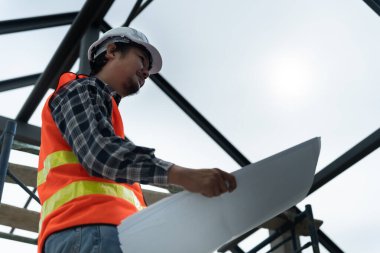 Müfettiş ya da mühendis mavi baskı kullanarak inşaat ve kalite güvencesini denetliyor. Mühendis, mimar ya da irtibat kurucu ev sahibine teslim etmeden önce evi inşa etmek için çalışır. 