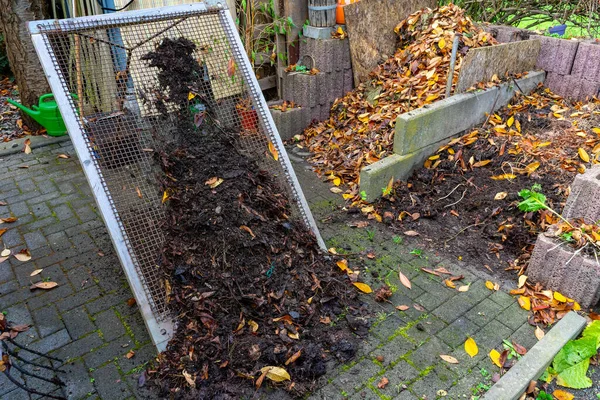 Kompost Przesiewany Świeżą Ziemią Ogrodową — Zdjęcie stockowe