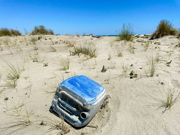 Plastic Waste Lies Sand Beach — Stockfoto