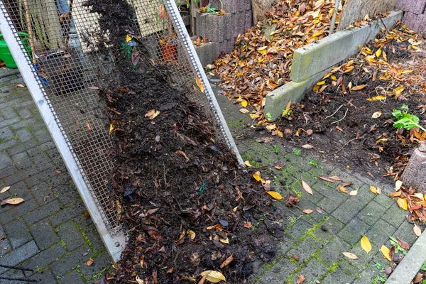 秋にはトップ土壌堆肥がふるいにかけられます — ストック写真