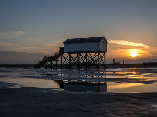 Stilhuis Aan Het Strand Aan Noordzee Bij Zonsondergang — Stockfoto