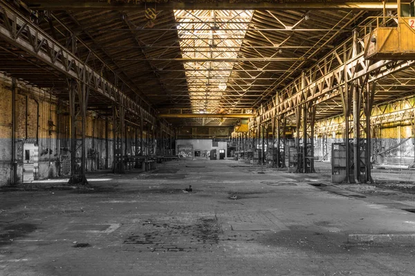 Alte Baufällige Fabrikhalle Aus Der Ehemaligen Ddr — Stockfoto
