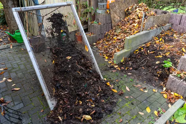 Bovengrond Wordt Gezeefd Compost — Stockfoto