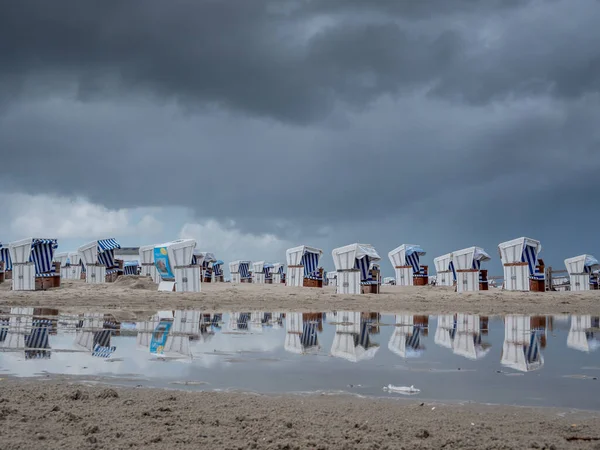 Strandstoelen Met Donkere Lucht Het Strand Van Peter Ording — Stockfoto