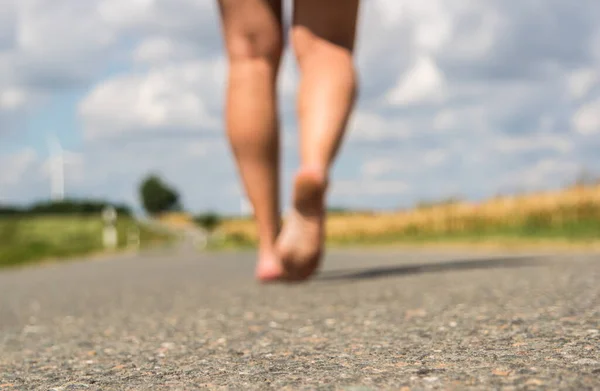 Young Woman Walking Barefoot Street — Stock Photo, Image