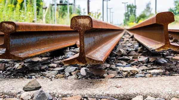 铁路上陈旧的生锈的铁轨 — 图库照片