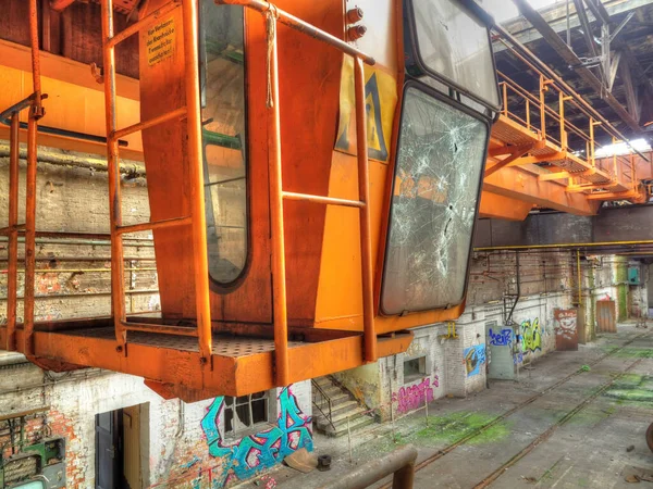 旧废弃工厂的顶篷起重机 — 图库照片