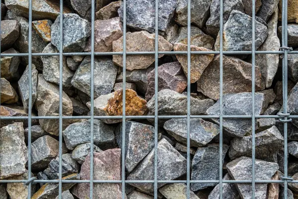 Pedras Naturais Com Uma Grade Ferro — Fotografia de Stock