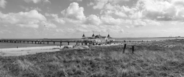 波罗的海Ahlbeck码头的黑白照片02 — 图库照片
