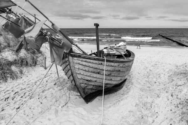 Schwarz Weiß Fotografie Fischerboot Bei Sonnenuntergang Ostsee Usedom Strand — Stockfoto
