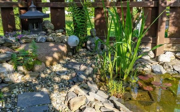 Japansk Trädgård Med Stenar Och Gras — Stockfoto