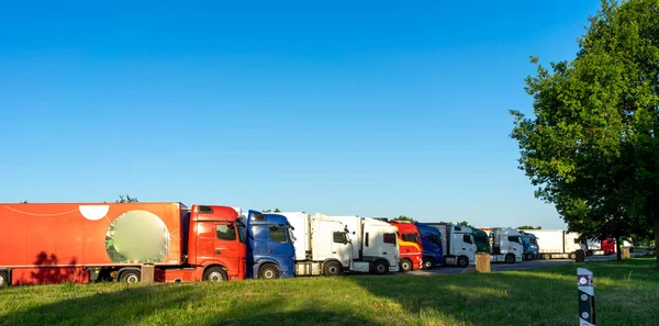 Panorama Logistyki Ciężarówki Strefie Odpoczynku — Zdjęcie stockowe
