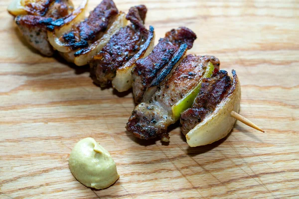 Szaszłyki Kebab Grillowane Drewnianej Desce — Zdjęcie stockowe