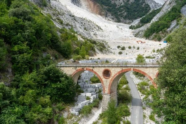 Carrara Ponte Vara的一座古老石桥 — 图库照片