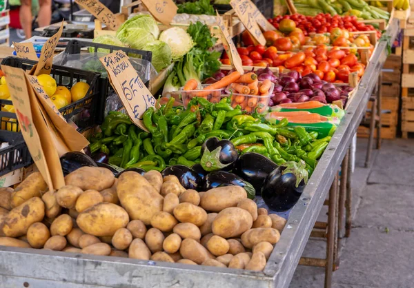 意大利市场摊位上的蔬菜 免版税图库图片