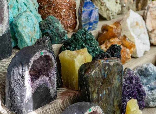 Pazarda Satılık Mineraller Değerli Taşlar — Stok fotoğraf