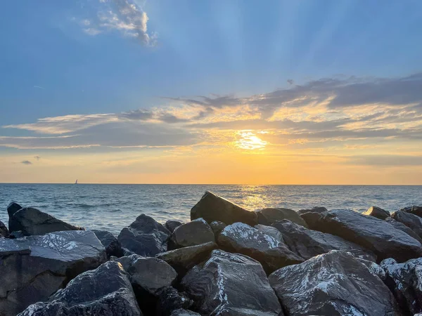 Sonnenuntergang Strand Mit Felsen — Stockfoto