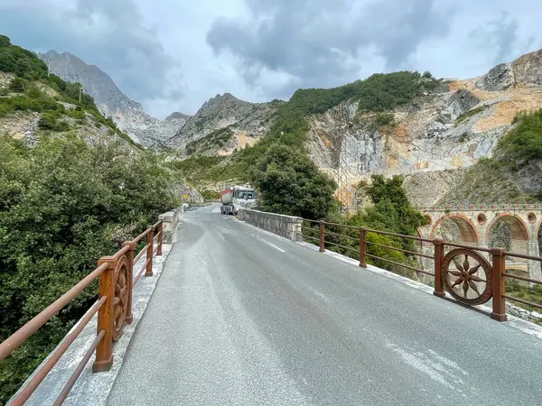 意大利Carrara大理石山上的路 — 图库照片
