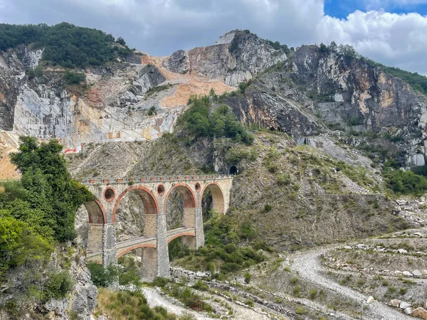 Híd Folyó Felett Carrara Márvány Hegyek Olaszországban — Stock Fotó