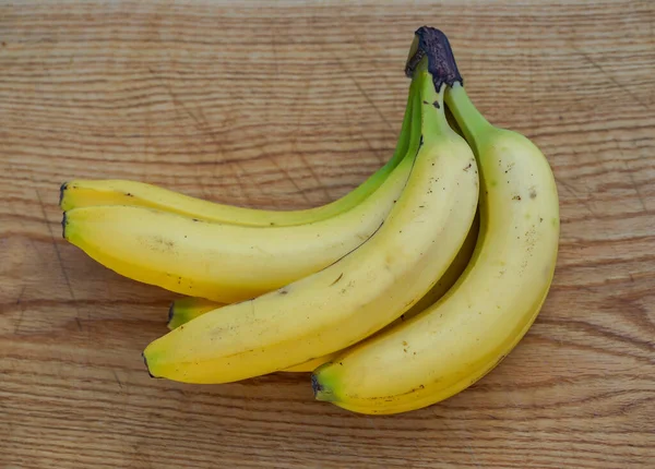 Бананы Деревянной Доске — стоковое фото