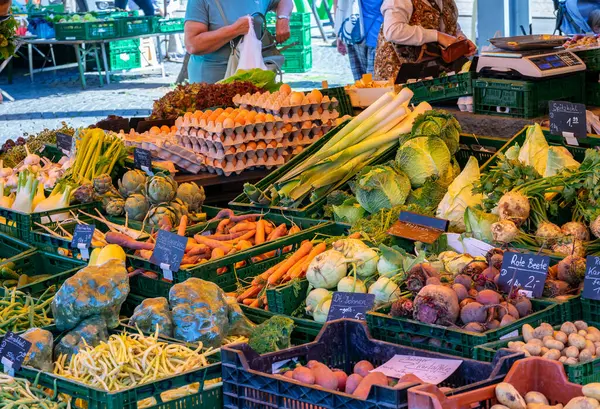 每周市场上的蔬菜 图库照片