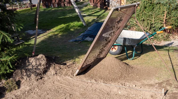 把花园的泥土筛成堆肥 免版税图库图片