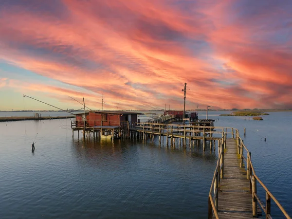 Захід Сонця Причалі Рибальській Хатині Рибальською Сіткою Лагуні Комакіо Італії Ліцензійні Стокові Зображення