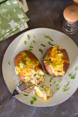 Peynirli, pastırmalı ve kremalı peynirli peynirli fırında patates. Üst manzara, düz uzanma