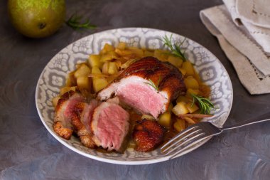 Kızarmış ördek göğsü filetosu, armut ve biberiye.