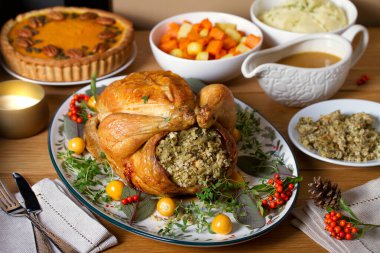 Kızarmış tavuk ya da adaçayı ile hindi, balkabağı turtası. Şükran Günü Noel yemeği