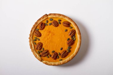 Balkabağı turtası. Balkabağı bazlı kremalı tatlı. Yüksek açı görünümü