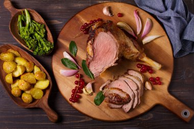 Kızarmış kuzu budu servis güvertesinde. Yüksek açı görünümü