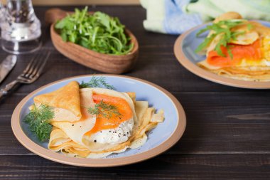 Krem peynirli krep, füme somon balığı ve çırpılmış yumurta ve somonla sarılmış pankace. Krepler.