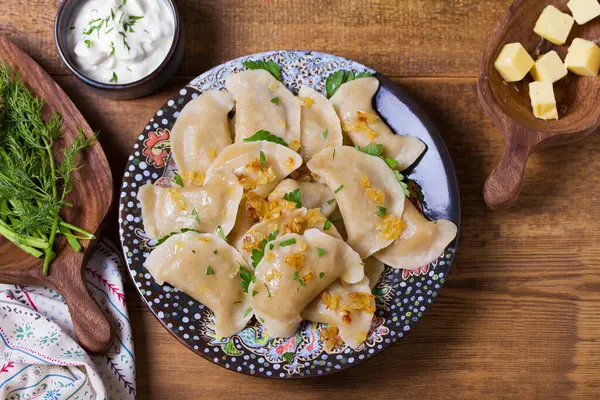 İçi kıyma dolu börekler. Varenyky, vareniki, pierogi, pirohy - dolgulu börek. Yukarıdan bak, en iyi stüdyo çekimi.