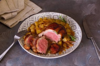 Armut ve biberiyeli ördek göğsü filetosu.