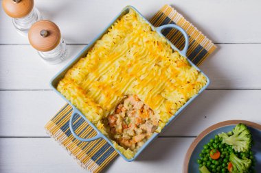 Kremalı balık turtası veya balıkçı turtası. Geleneksel İngiliz ve İrlanda yemeği. Yukarıdan bak, en iyi stüdyo çekimi. 