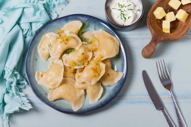 Patates püresiyle dolu börekler. Varenyky, vareniki, pierogi, pirohy - dolgulu börek. Yukarıdan bak, en iyi stüdyo çekimi.