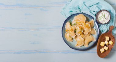 Patates püresiyle dolu börekler. Varenyky, vareniki, pierogi, pirohy - dolgulu börek. Yukarıdan görünüm, kopya alanı ile çekilen en iyi stüdyo