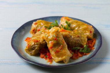 Lahana dolması. Lahana ambalajı. Chou farci, dolma, sarma, golubtsy veya golabki. Düz yatış, düzen, tepe üstü