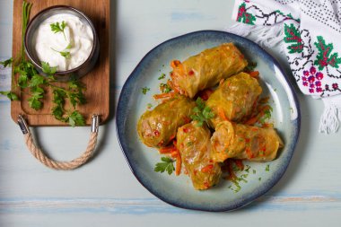 Lahana dolması. Lahana ambalajı. Chou farci, dolma, sarma, golubtsy veya golabki. Yukarıdan bak, en iyi stüdyo çekimi.