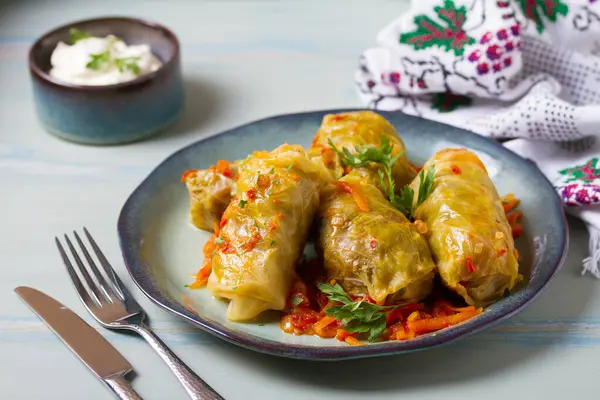 Lahana dolması. Lahana ambalajı. Chou farci, dolma, sarma, golubtsy veya golabki. Düz yatış, düzen, tepe üstü