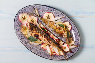 Kızarmış patates ve brokoli ile ızgara uskumru balığı. Yukarıdan bak, en iyi stüdyo çekimi.