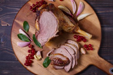 Patates ve brokoliyle servis edilen kuzu budu. Yukarıdan bak, en iyi stüdyo çekimi.