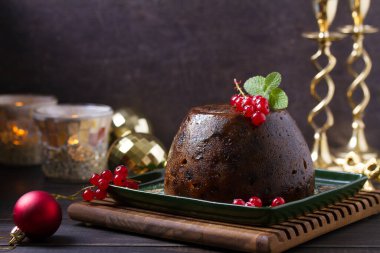 Meyveli puding ve Noel süslemeleri. Meyveli kek, Noel 'de geleneksel tatlı.