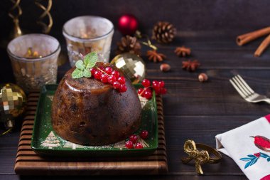 Meyveli puding ve Noel süslemeleri. Meyveli kek, Noel 'de geleneksel tatlı.