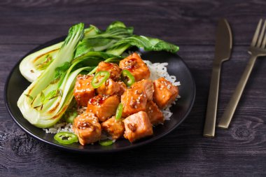 Pak choi ve pilavlı somon teriyaki.