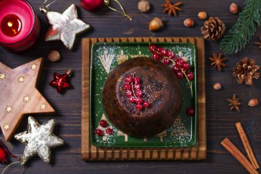 Meyveli puding ve Noel süslemeleri. Meyveli kek, Noel 'de geleneksel tatlı. Kopyalama alanı olan üst görünüm