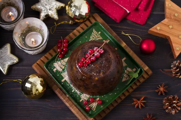 Meyveli puding ve Noel süslemeleri. Meyveli kek, Noel 'de geleneksel tatlı. Kopyalama alanı olan üst görünüm