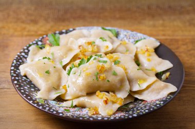 Kıyma dolu köfteler. Varenyky, vareniki, pierogi, pyrohy - dolgulu hamur tatlısı